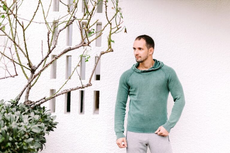 chlapec v mikine chlapec v mikine